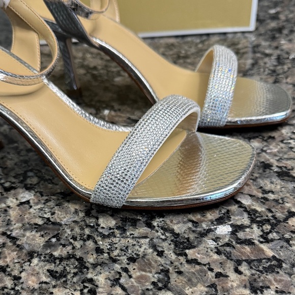 Michael Kors Carrie Silver snake print Metallic embellished Heels NWT 8.5 - Picture 8 of 16